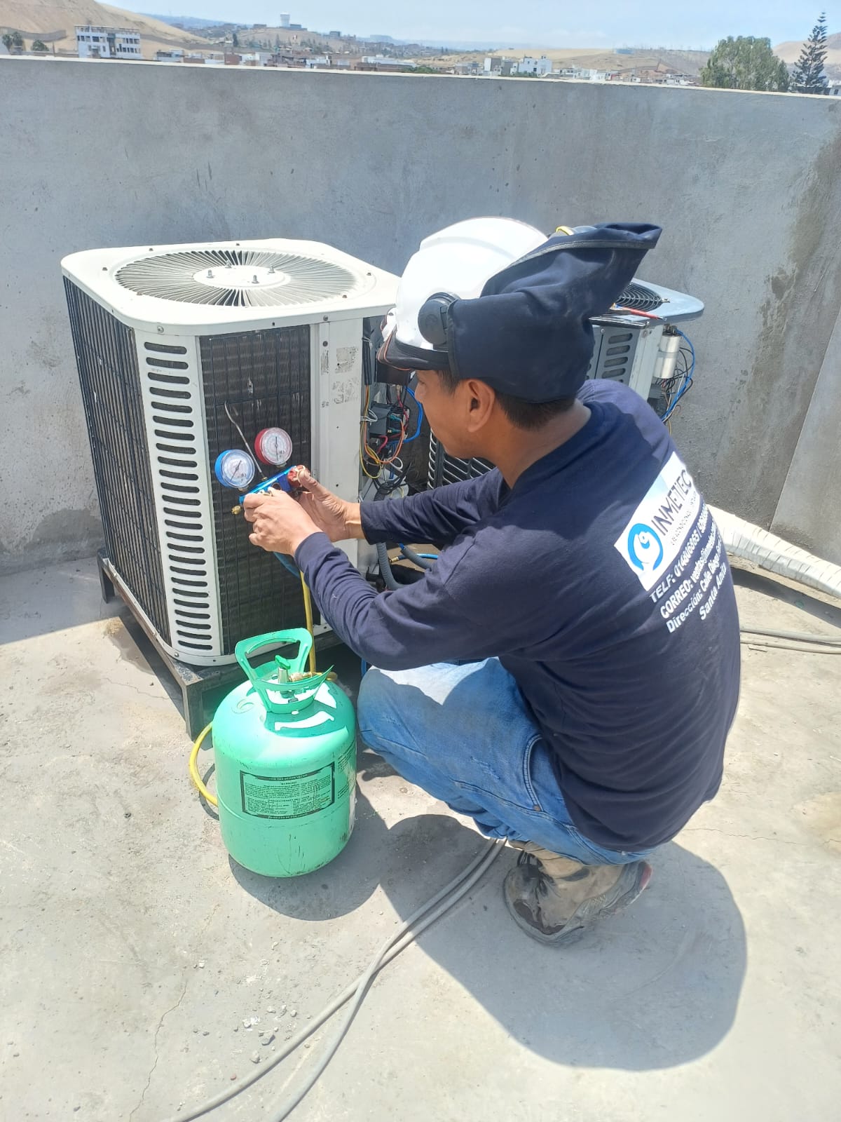 Mantenimiento y limpieza de condensadores de aire acondicionado